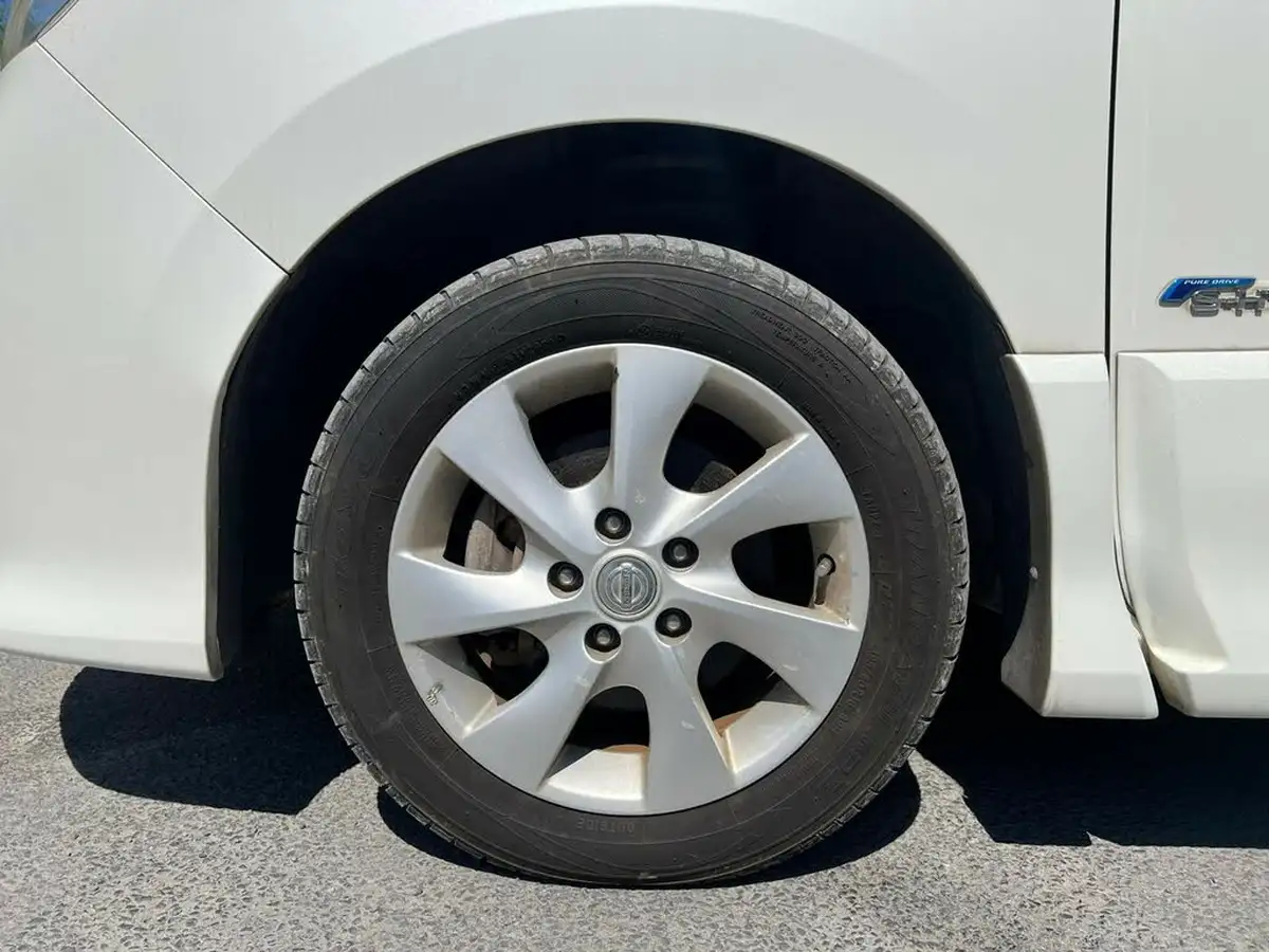 2013-nissan-serena-big-14