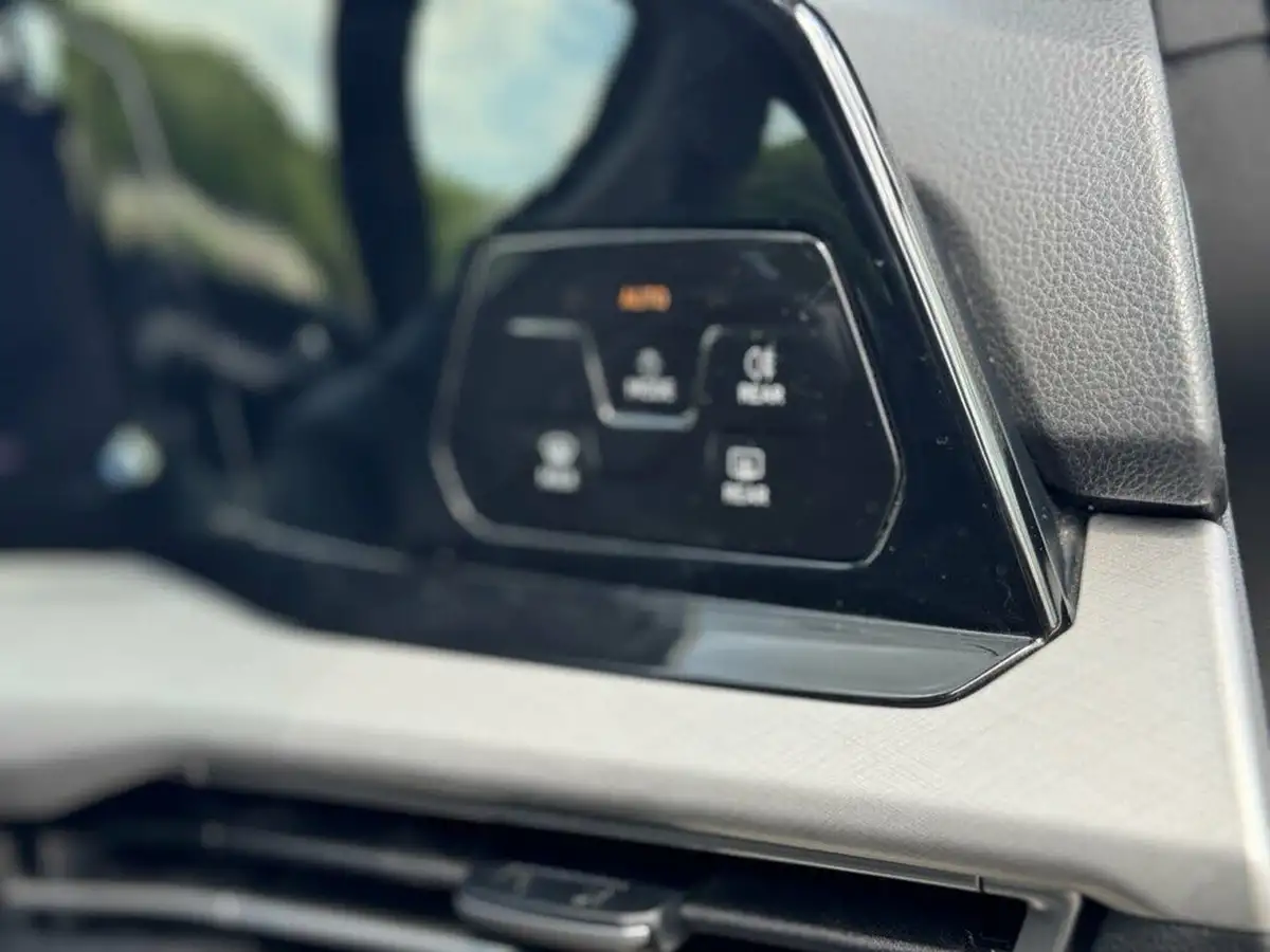 2022-volkswagen-golf-10-etsi-life-hatchback-big-9