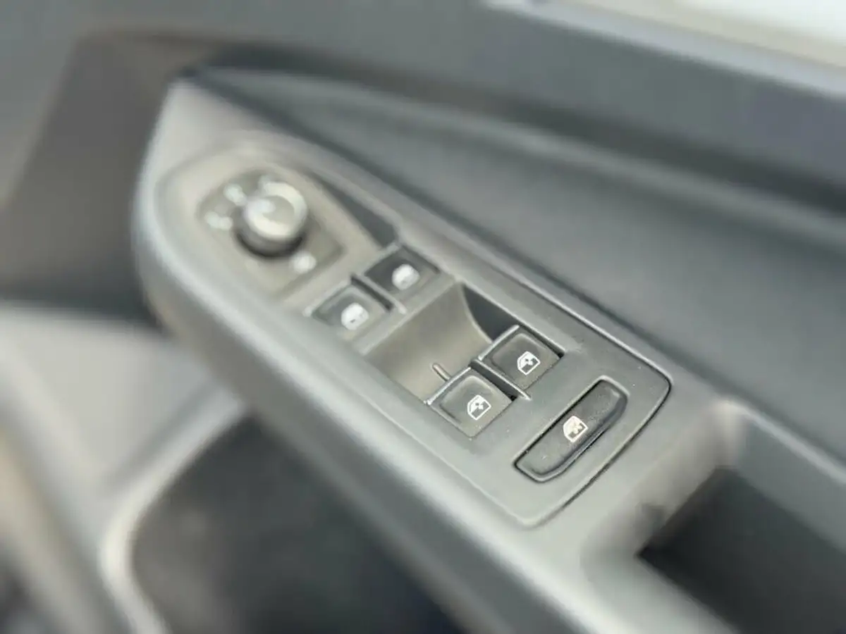 2022-volkswagen-golf-10-etsi-life-hatchback-big-37
