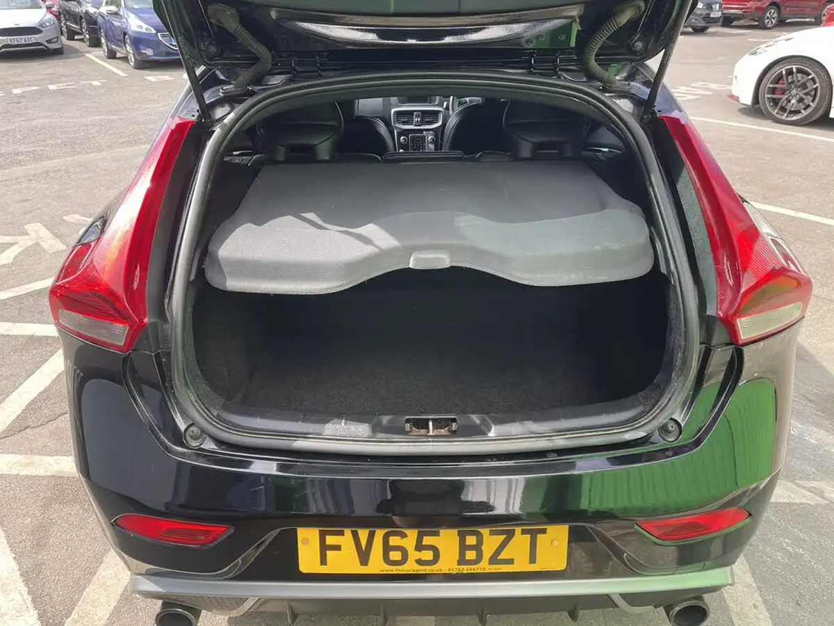 2015-volvo-v40-20-t2-r-design-big-17