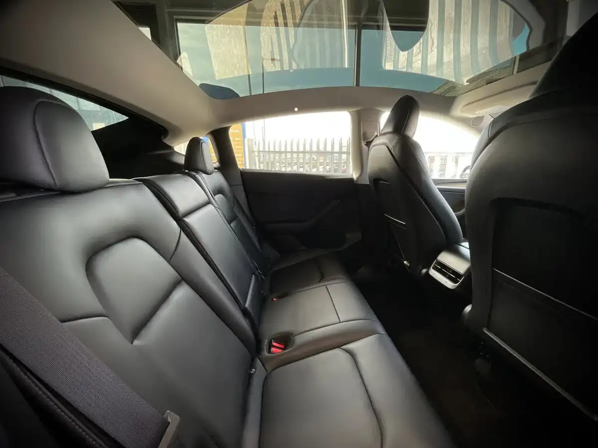 2022-tesla-model-y-e-long-range-big-11