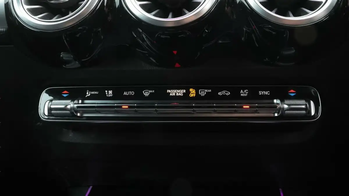 2020-mercedes-benz-glb-class-20d-glb220d-amg-line-premium-5-big-12
