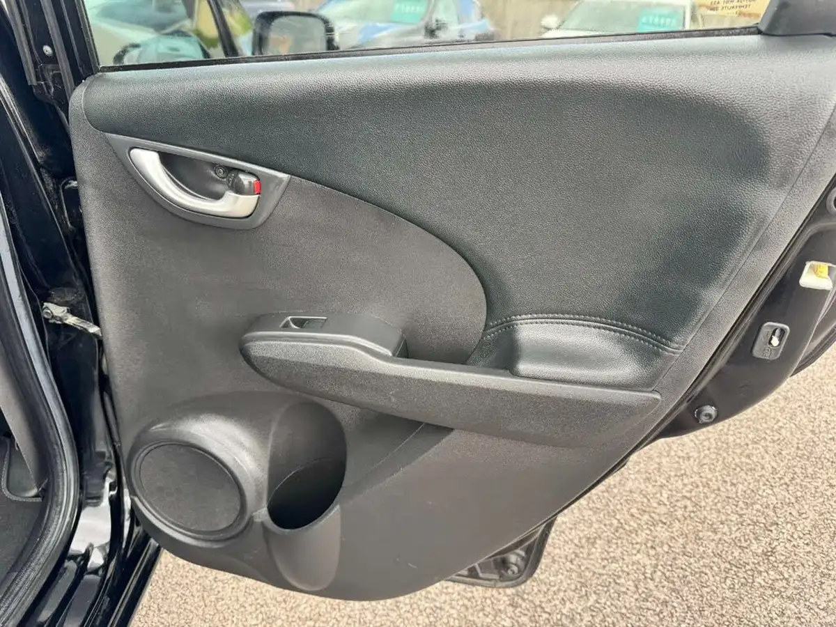 2014-honda-jazz-14-exl-cvt-big-36