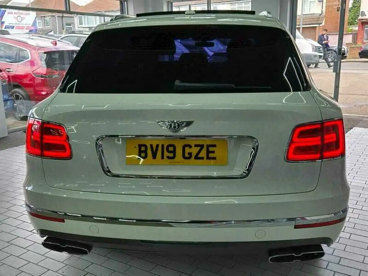 2019-bentley-bentayga-40-v8-big-39