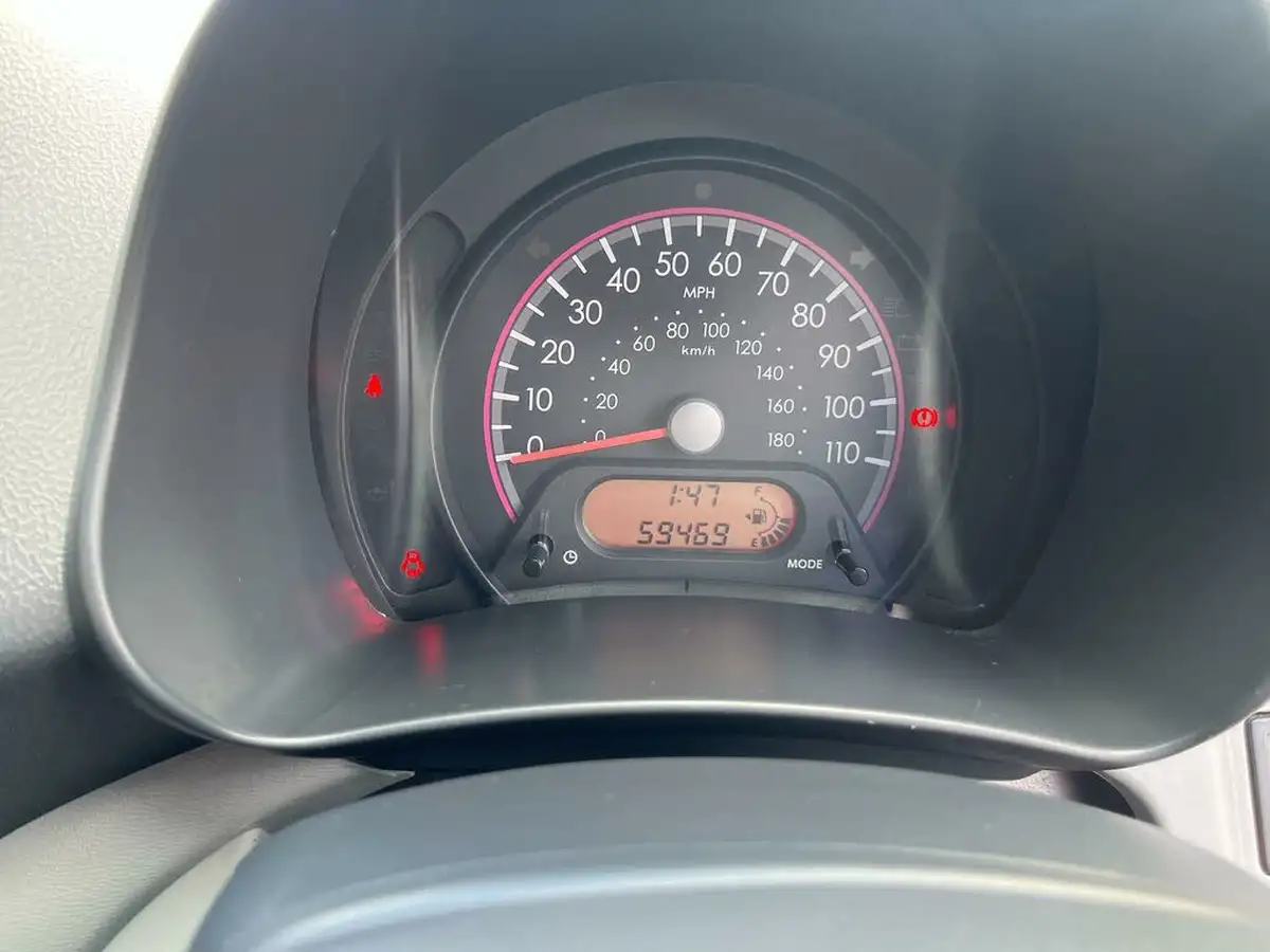2011-suzuki-alto-10-sz2-big-44