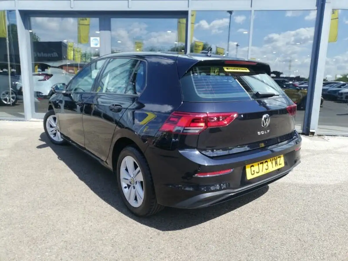 2023-volkswagen-golf-20tdi-life-hatchback-dsg-big-1