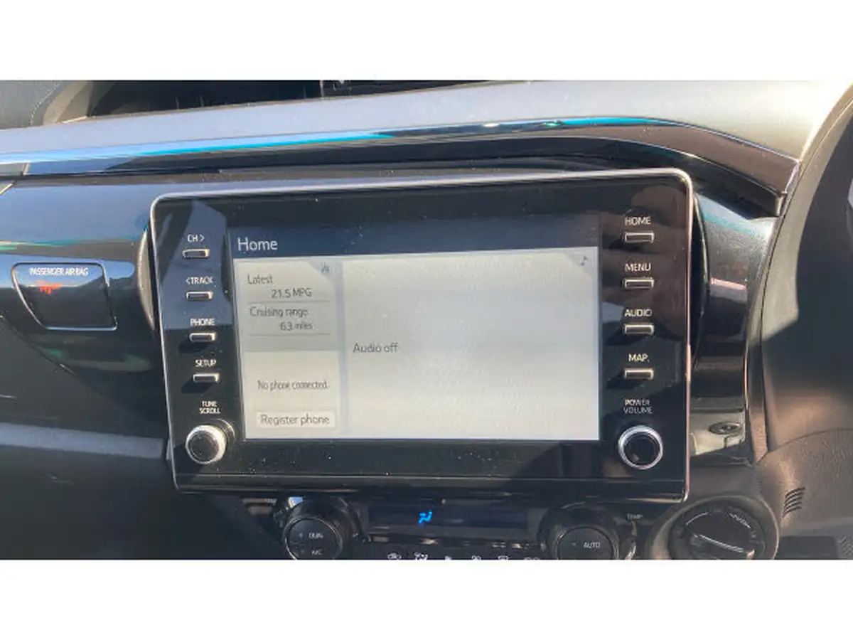2023-toyota-hi-lux-28d-4d-invincible-2754cc-auto-big-11