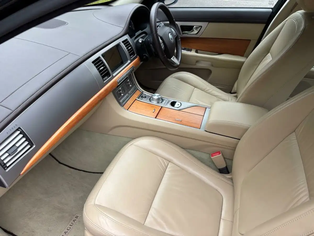 2010-jaguar-xf-30-luxury-big-5
