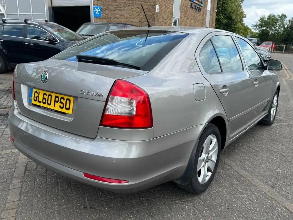 2011-skoda-octavia-14-elegance-124ps-hatchback-dsg-big-9