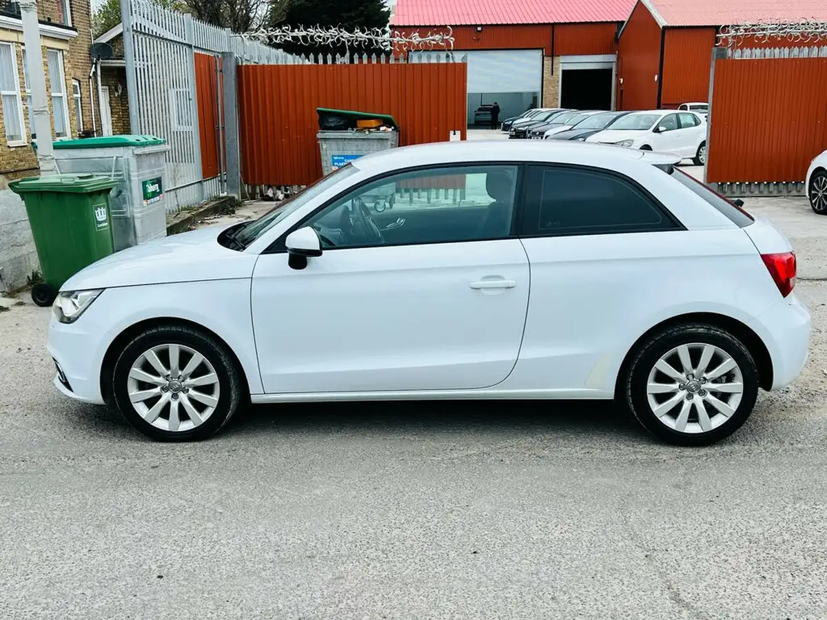 2013-audi-a1-14-122ps-sportback-5d-1390cc-s-tronic-big-2