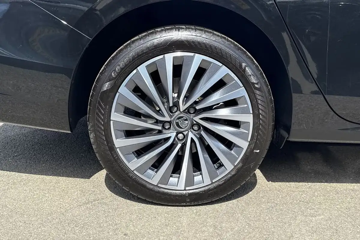 2025-skoda-superb-20tdi-laurin-klement-193ps-4x4-hatchback-big-10