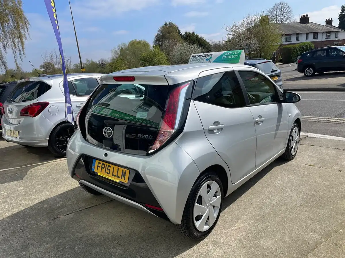 2015-toyota-aygo-10-vvt-i-x-play-5d-big-2