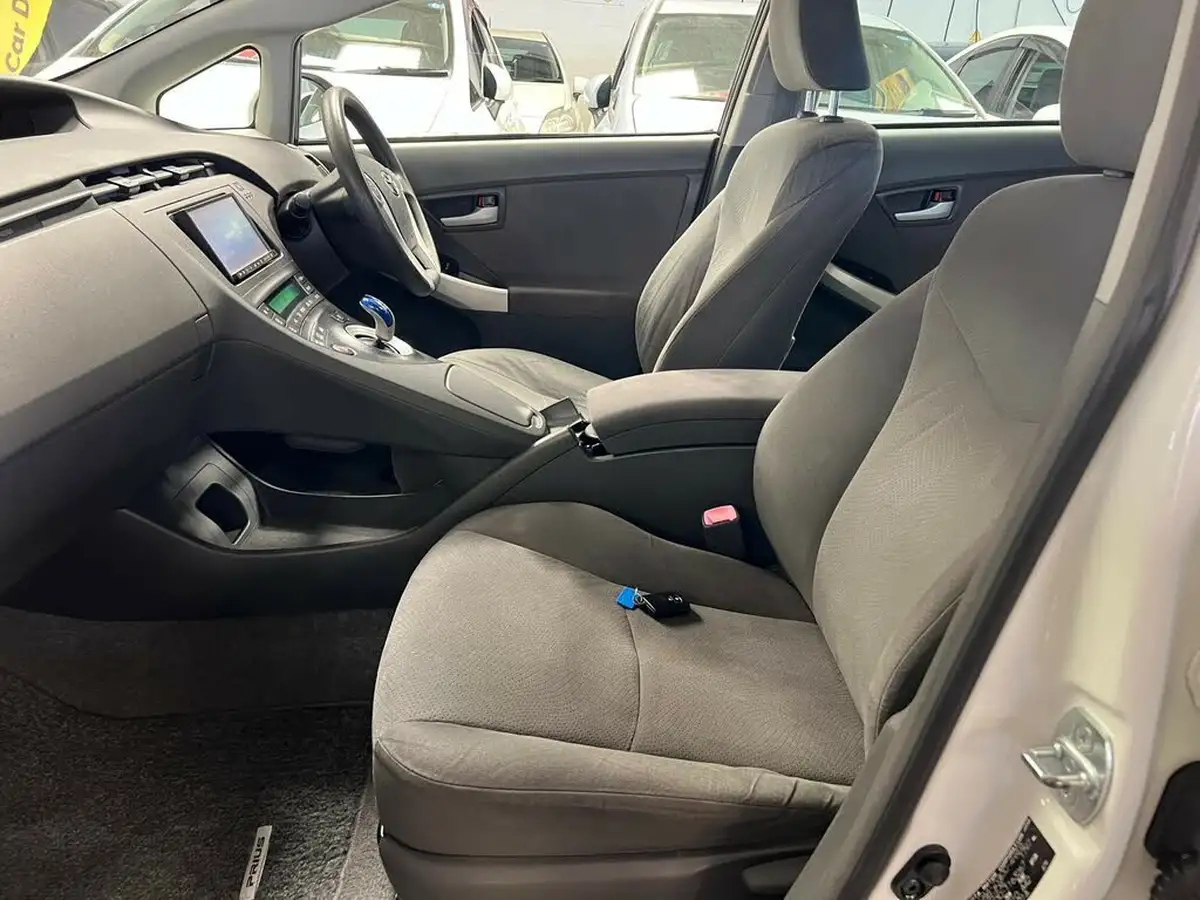 2010-toyota-prius-big-21