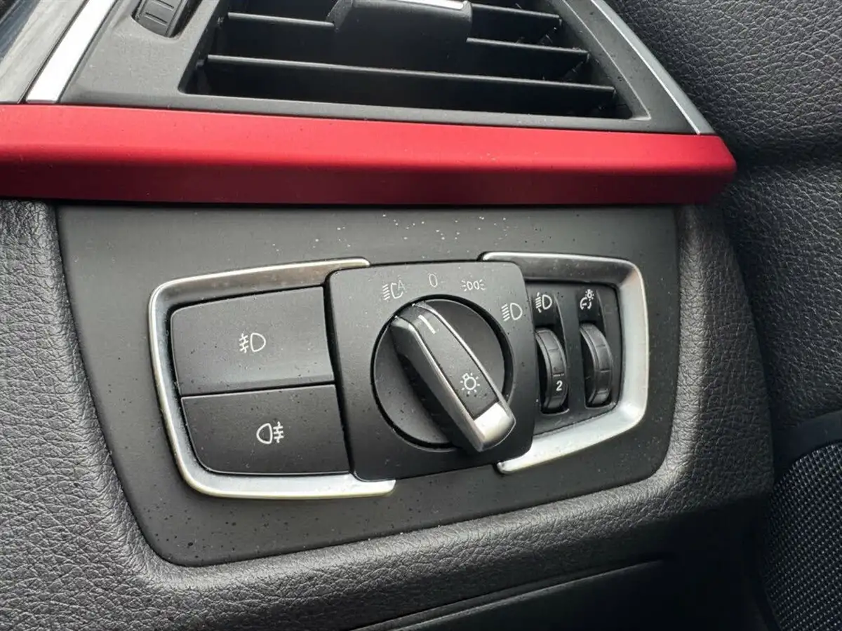 2015-bmw-3-series-15-318i-sport-saloon-4d-big-2