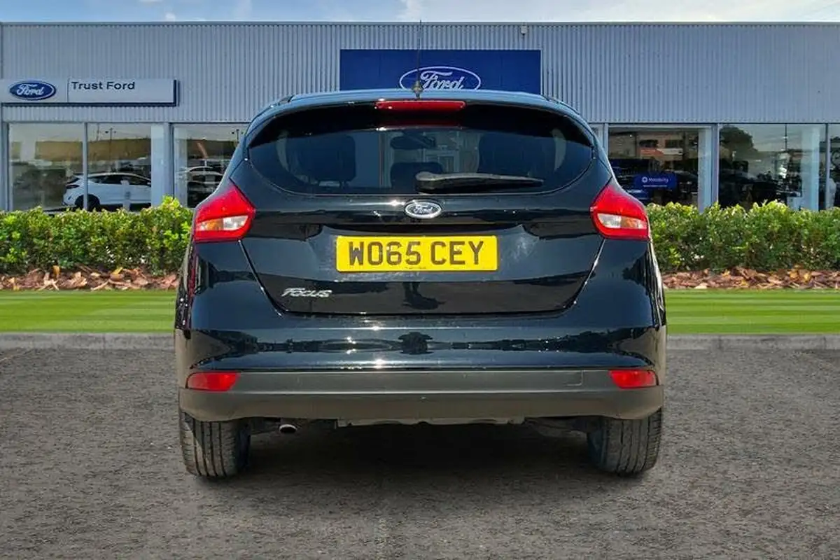 2016-ford-focus-15tdci-zetec-120ps-hatchback-big-6