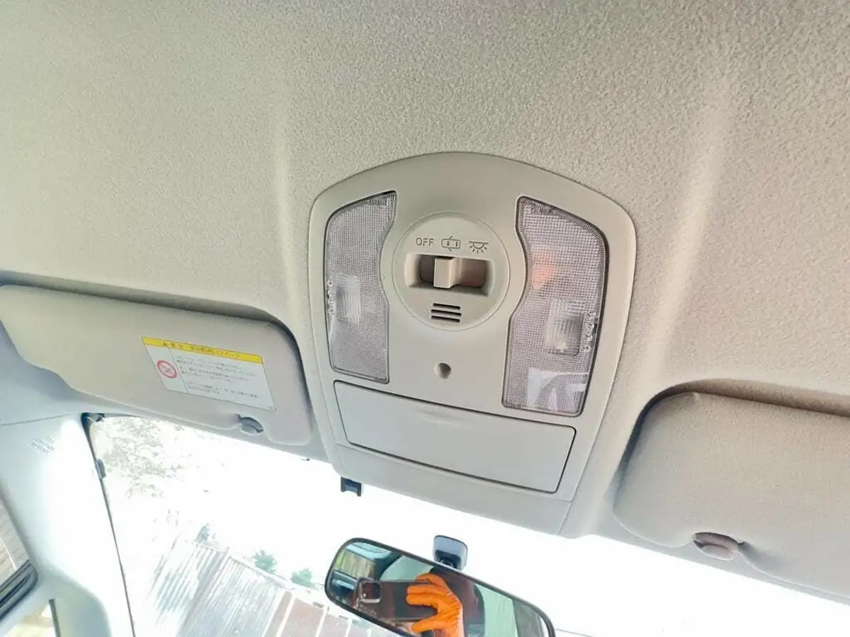 2012-toyota-prius-big-21