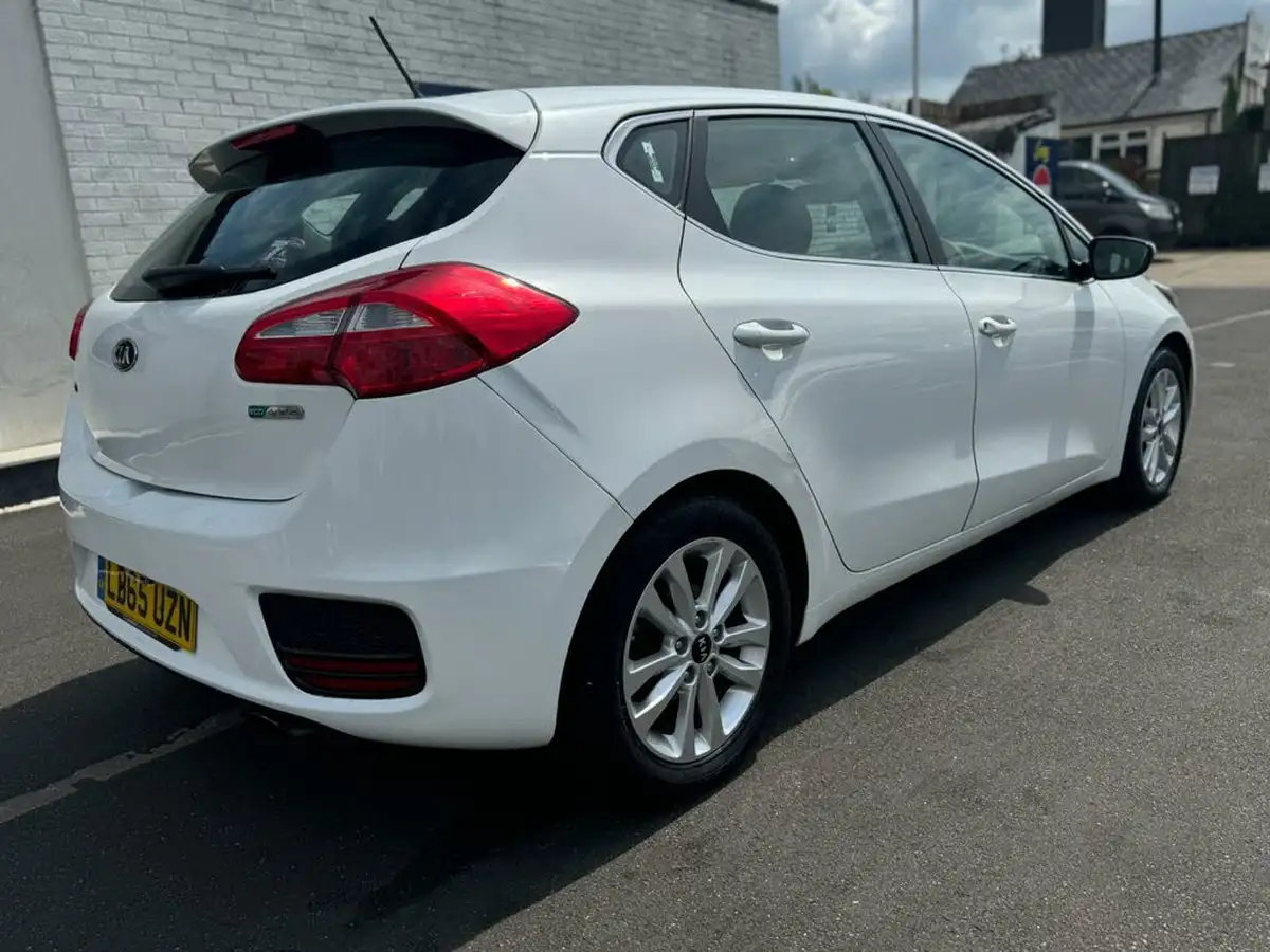 2016-kia-ceed-16crdi-2-hatchback-big-12