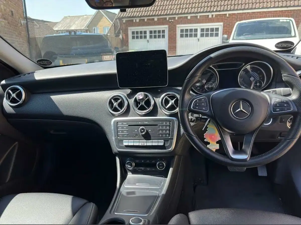 2017-mercedes-benz-a-class-15d-a180d-sport-ss-7g-dct-big-4