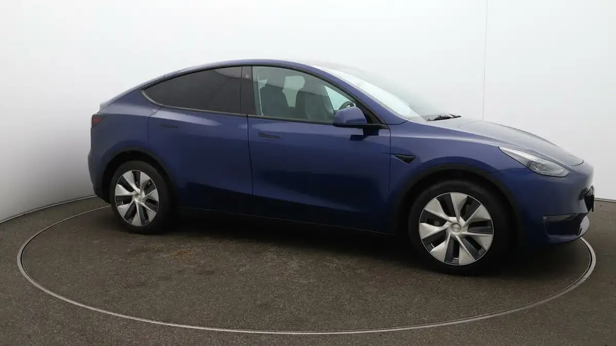 2022-tesla-model-y-e-long-range-big-46