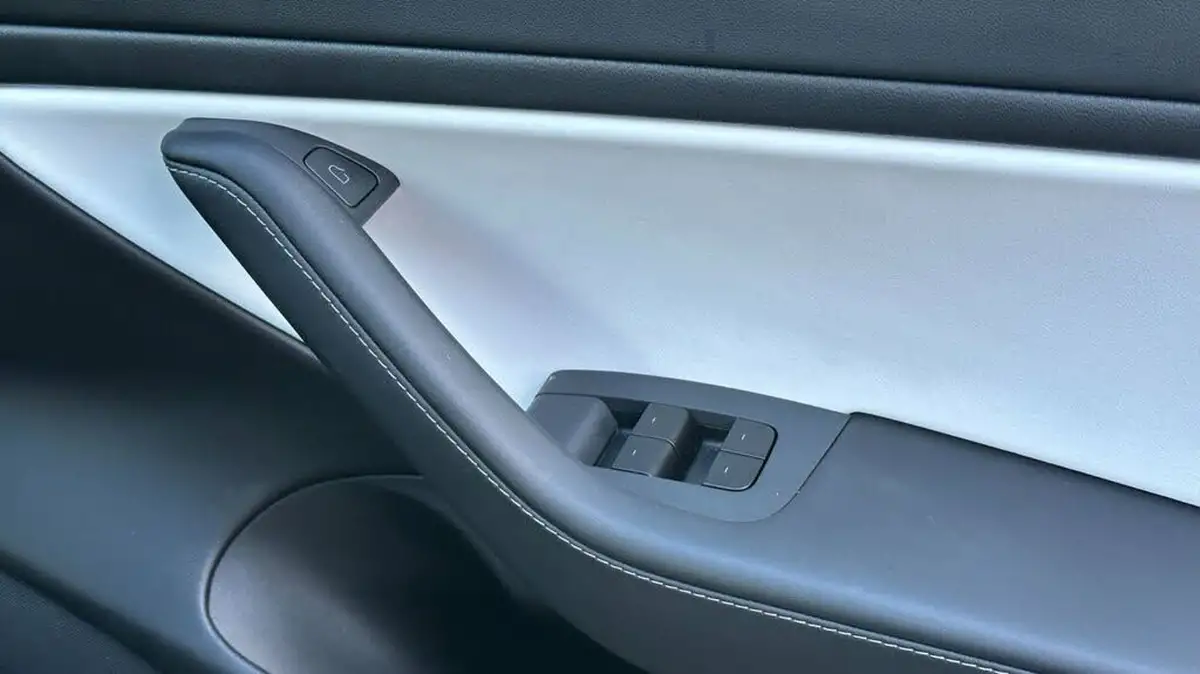 2020-tesla-model-3-e-long-range-big-23