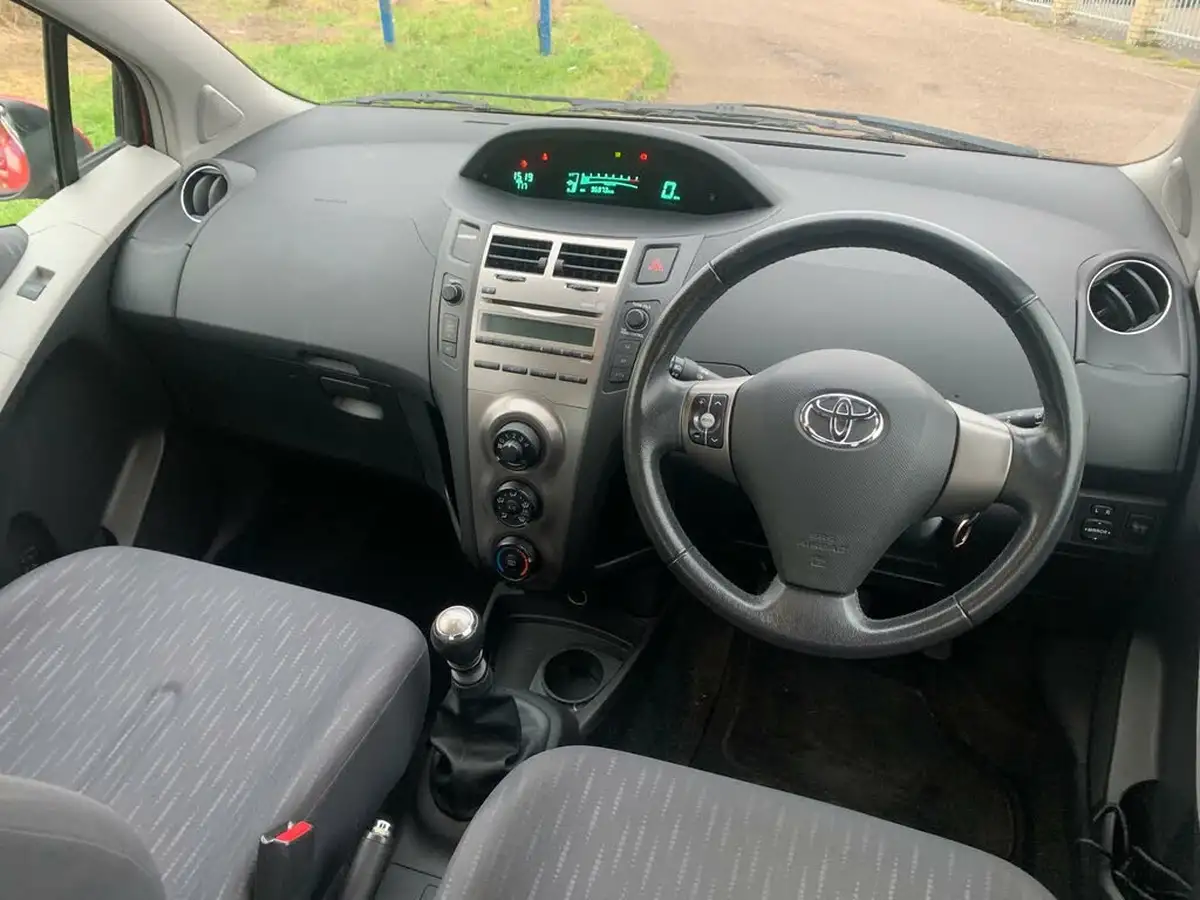 2009-toyota-yaris-133-tr-5d-big-6