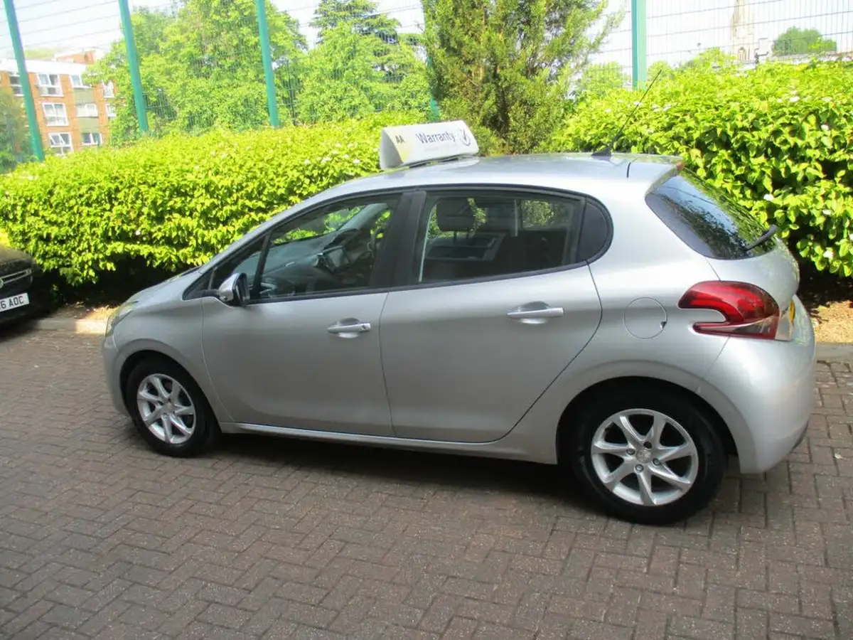 2017-peugeot-208-12-puretech-active-82bhp-5d-big-10