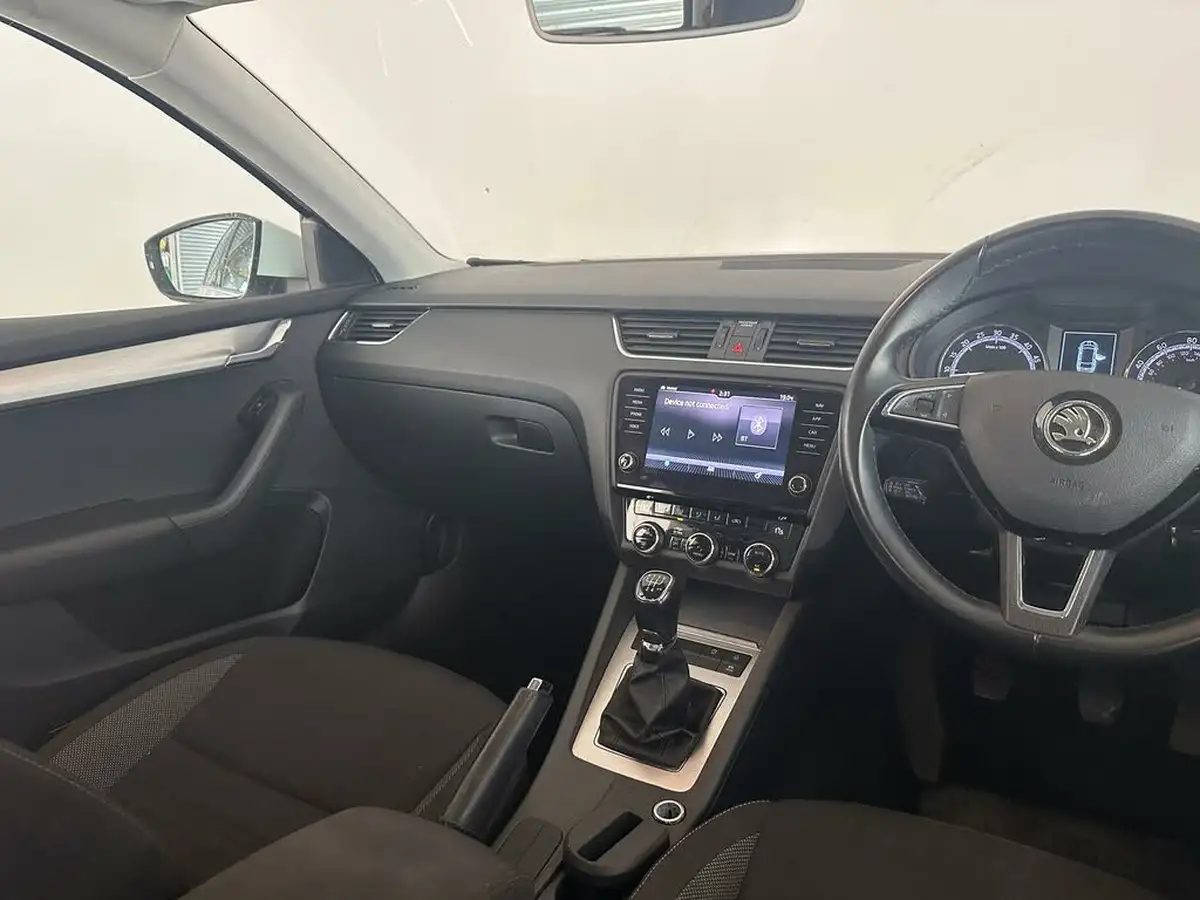2019-skoda-octavia-16tdi-se-technology-estate-big-9