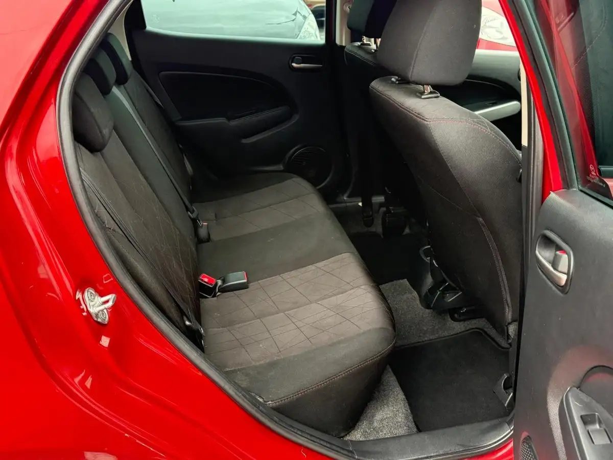 2013-mazda-mazda2-13-venture-big-17