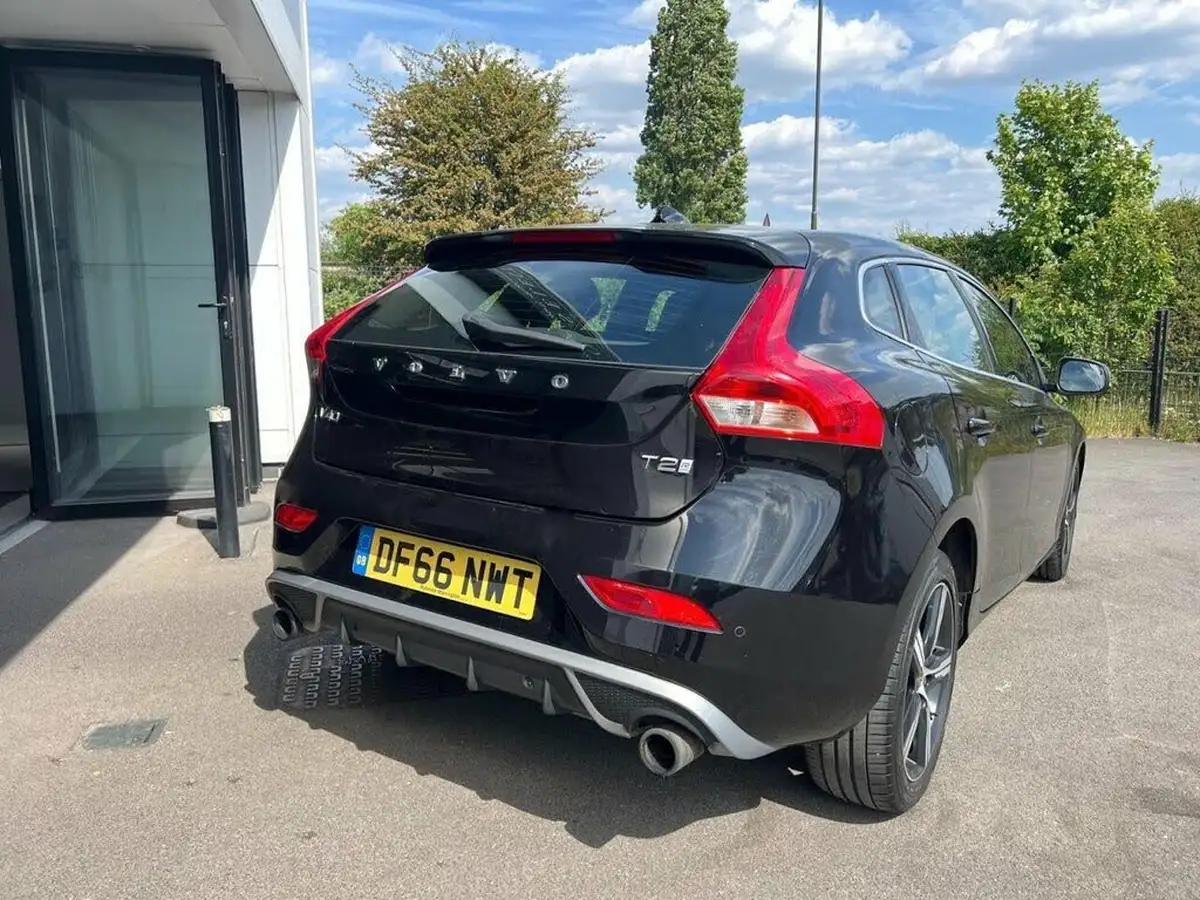 2016-volvo-v40-20-t2-r-design-nav-plus-big-5