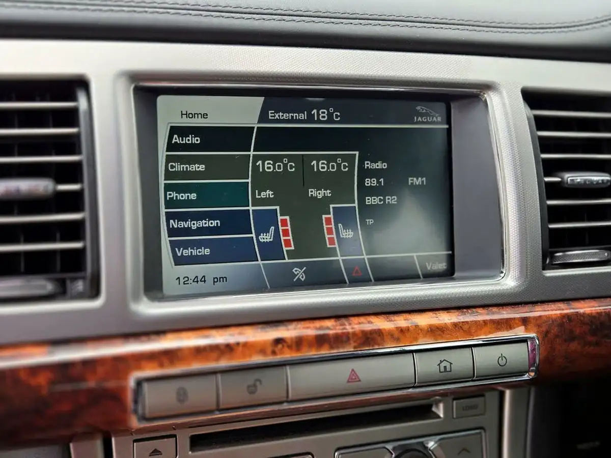 2010-jaguar-xf-30-premium-luxury-big-38
