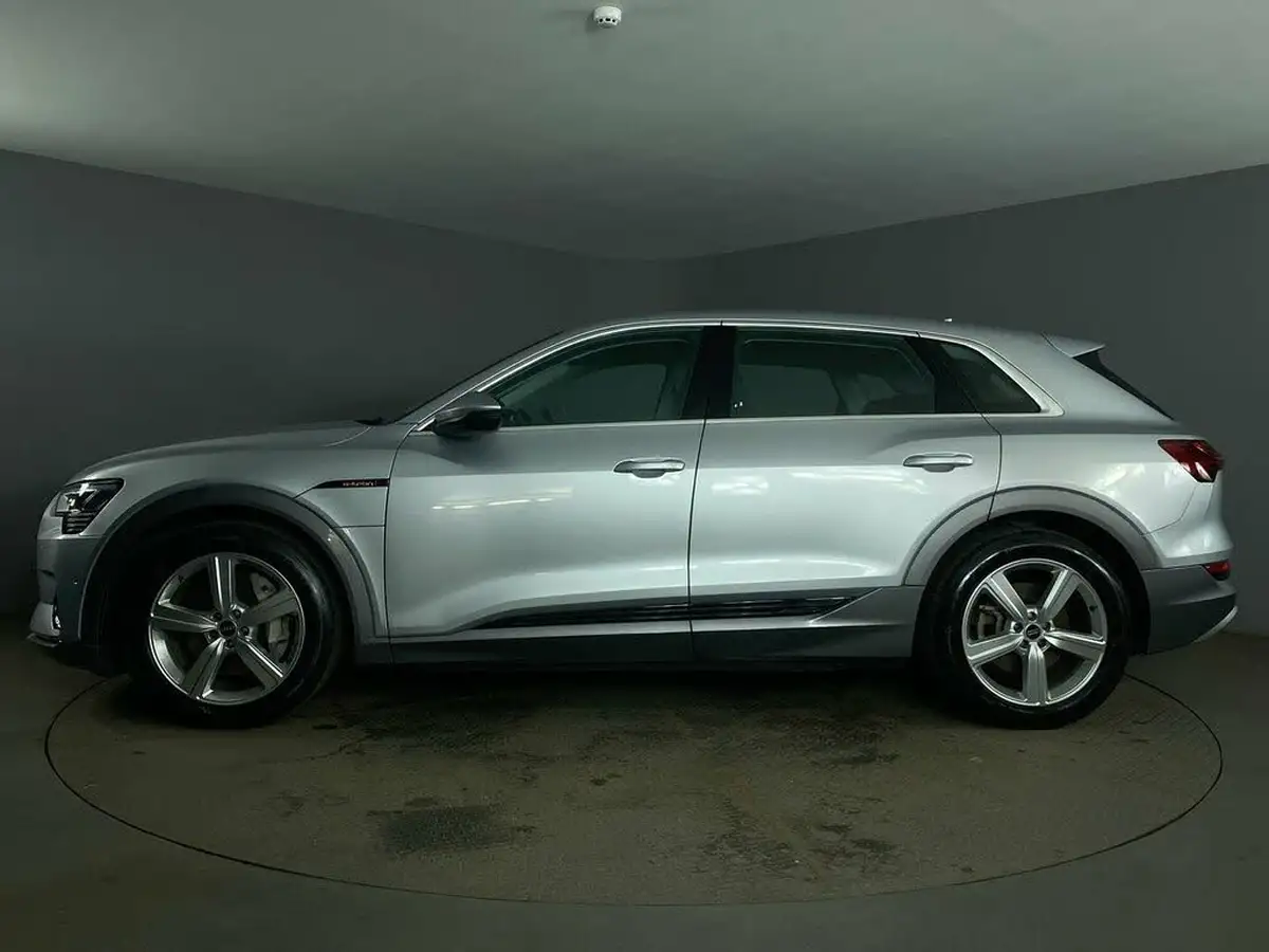 2022-audi-e-tron-55e-technik-station-wagon-big-12