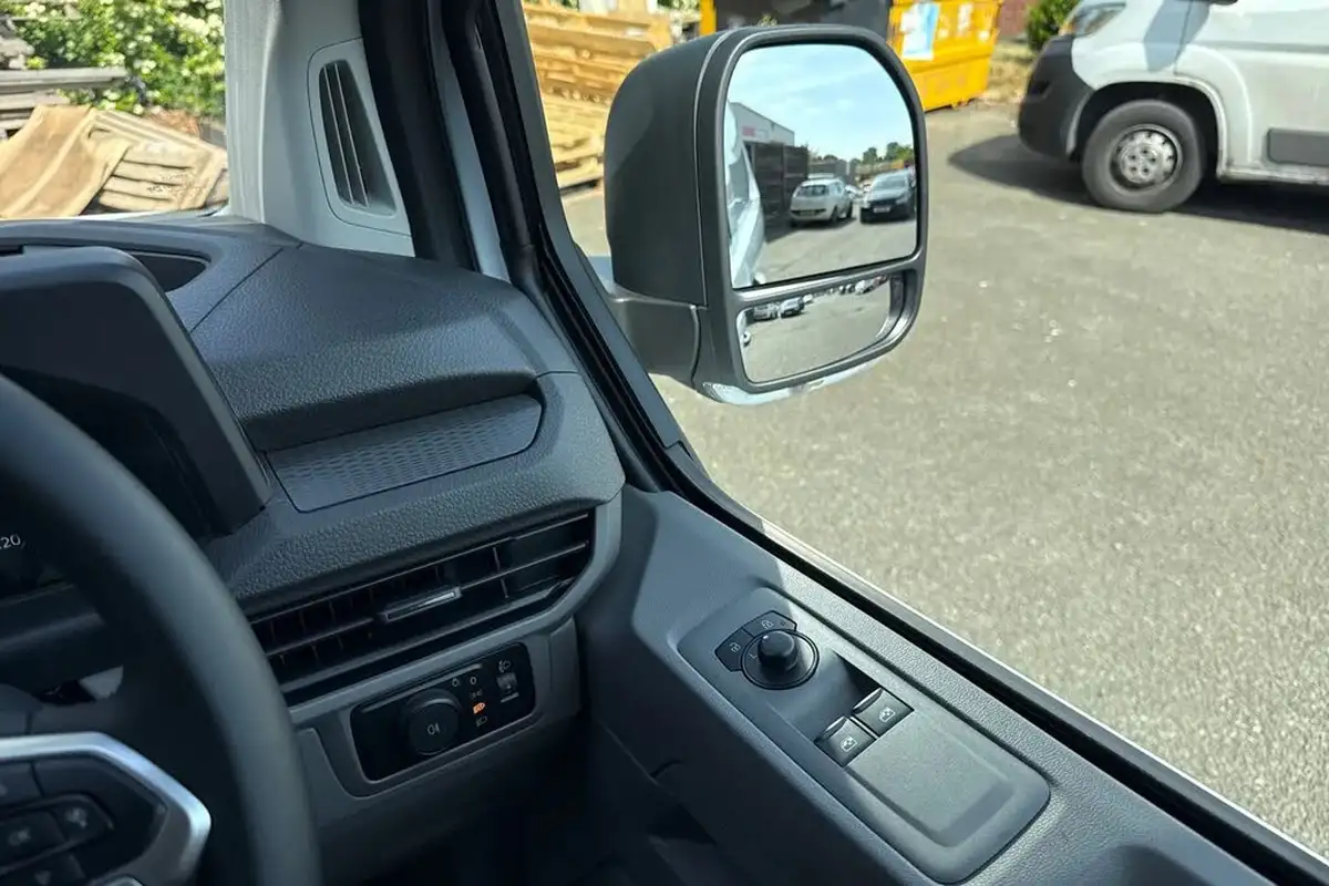 2025-volkswagen-transporter-20tdi-t30-commerce-plus-bmt-swb-150pseu6e-big-19