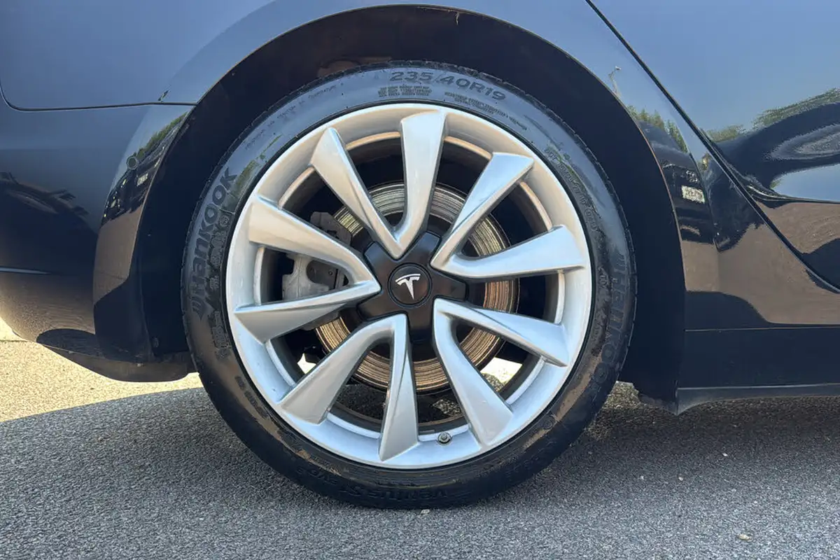 2019-tesla-model-3-e-long-range-4x4-big-6