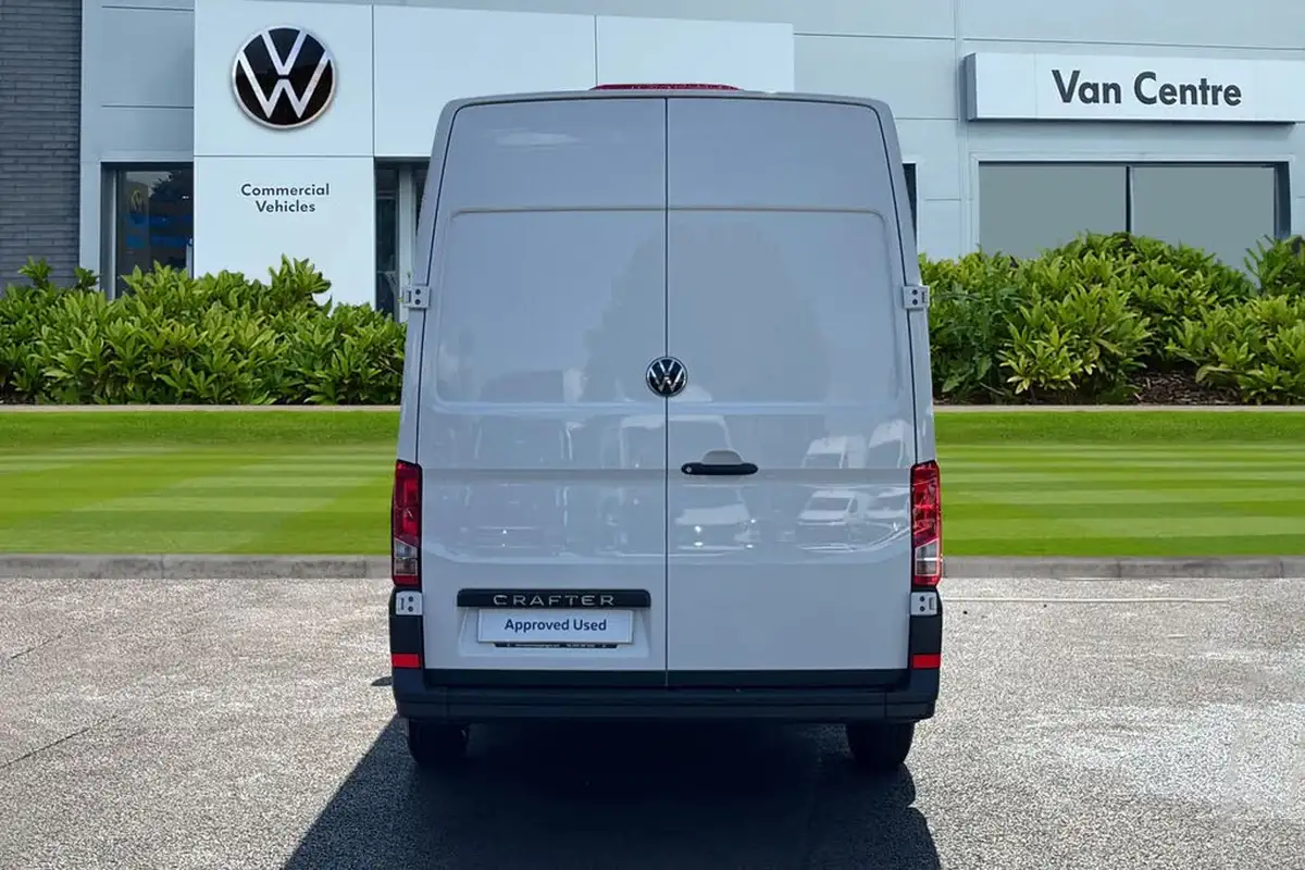2024-volkswagen-crafter-20tdi-cr35-mwb-commerce-140pseu6d-panel-van-big-3