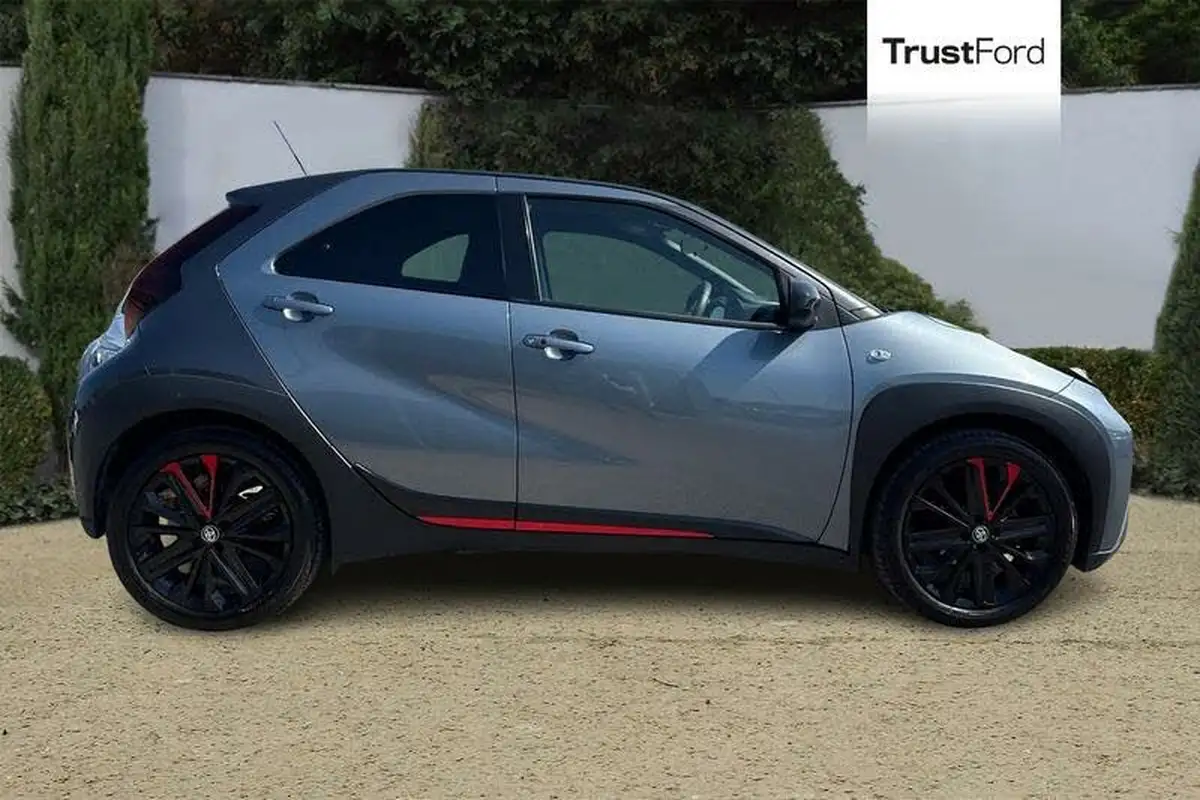 2023-toyota-aygo-x-10-vvt-i-undercover-big-2