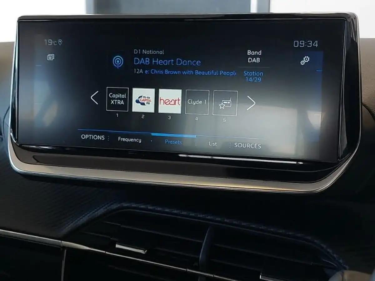 2022-peugeot-208-12-puretech-allure-premium-100ps-big-7