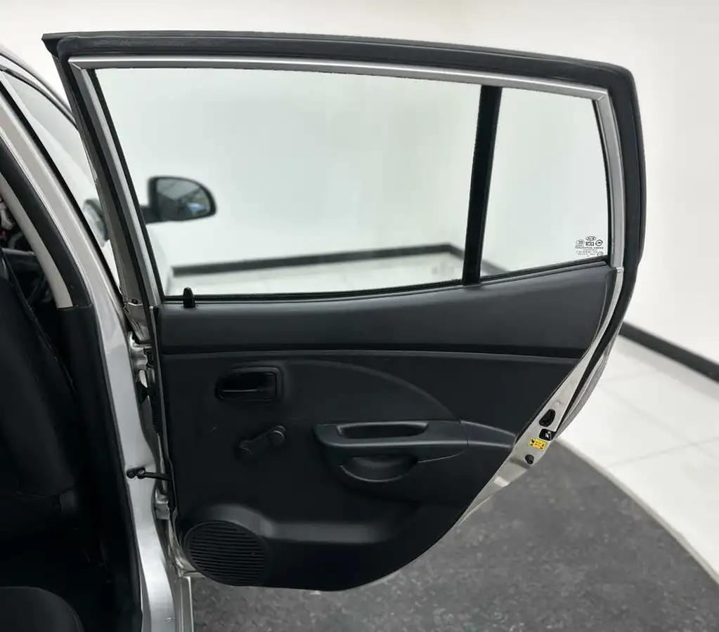 2011-kia-picanto-11-graphite-big-17