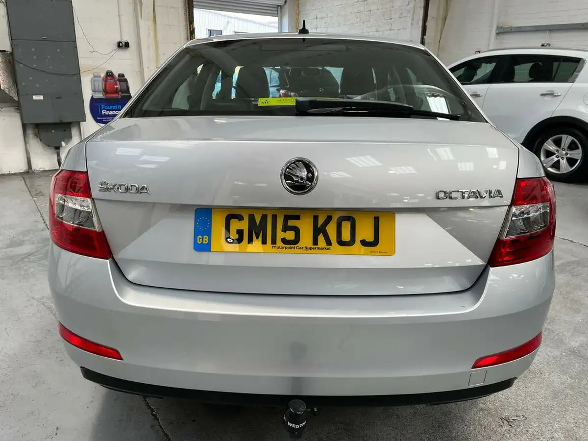 2015-skoda-octavia-20tdi-elegance-hatchback-big-5