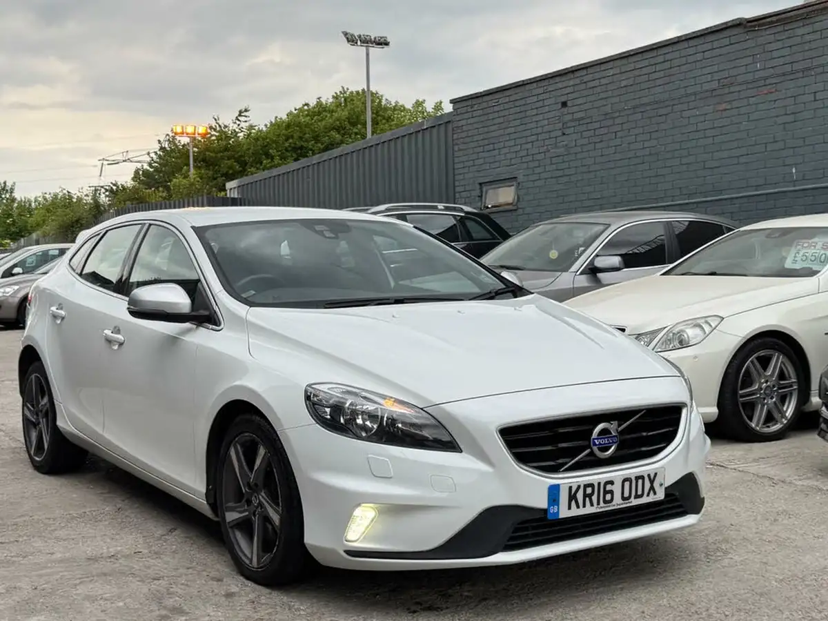 2016-volvo-v40-20td-d3-r-design-nav-big-2