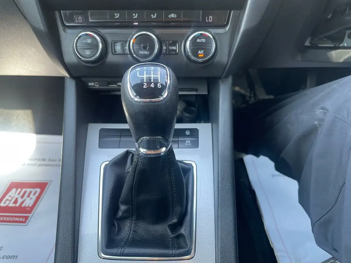 2016-skoda-octavia-20tdi-se-estate-big-40