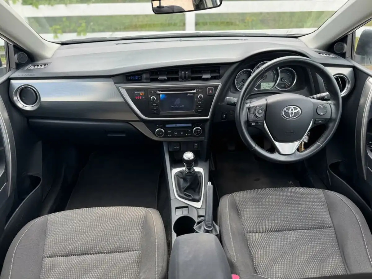 2013-toyota-auris-16-icon-hatchback-big-1