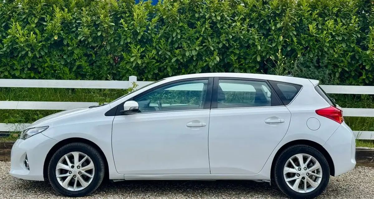 2013-toyota-auris-16-icon-hatchback-big-25