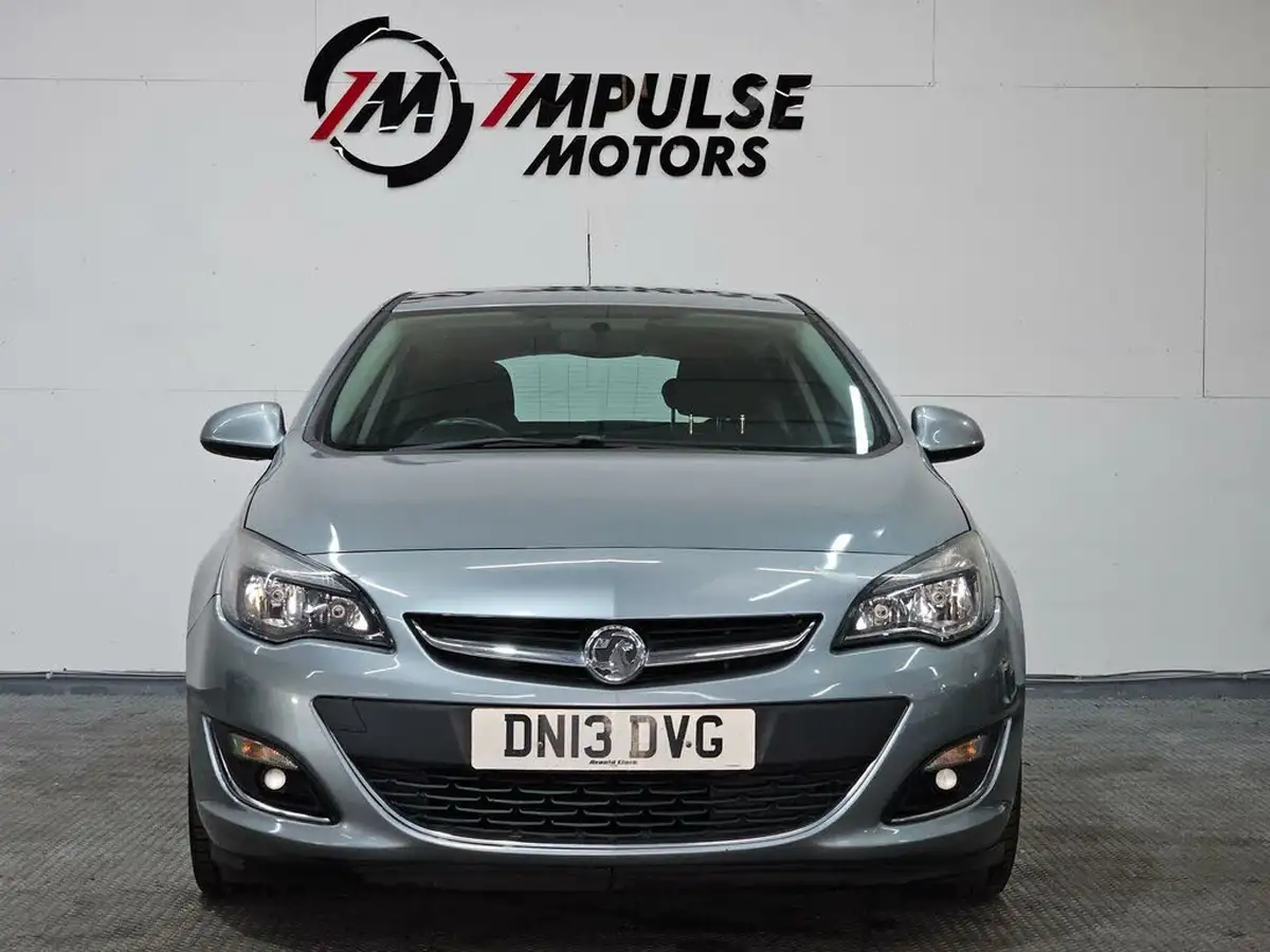 2013-vauxhall-astra-14-sri-turbo-140ps-1364cc-big-3