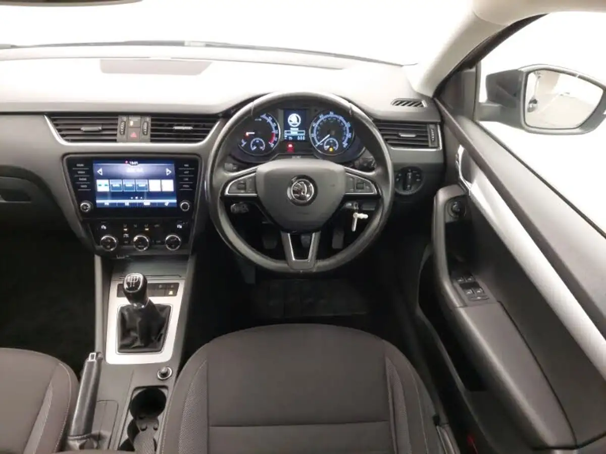 2018-skoda-octavia-16tdi-se-technology-scr-hatchback-big-6