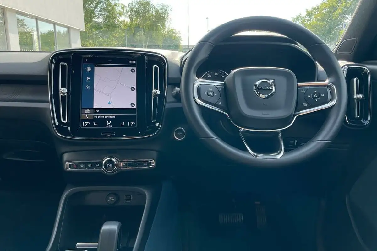 2022-volvo-xc40-15-t4-plus-big-32