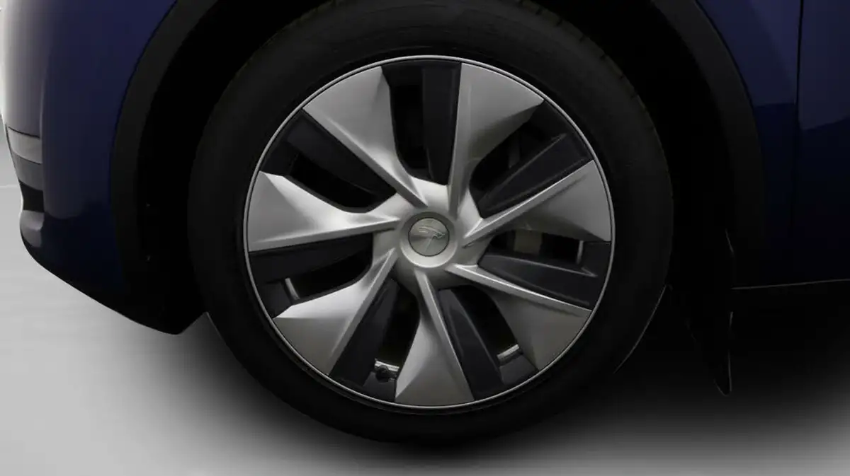 2023-tesla-model-y-e-long-range-big-17