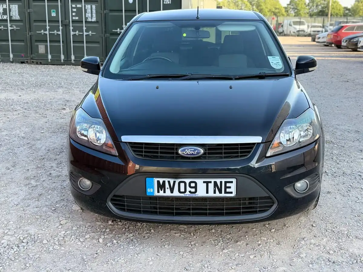2009-ford-focus-16-zetec-hatchback-3d-big-1