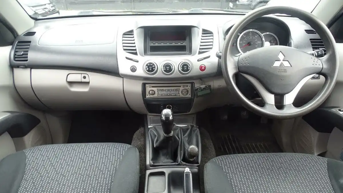 2010-mitsubishi-l200-25td-trojan-big-26