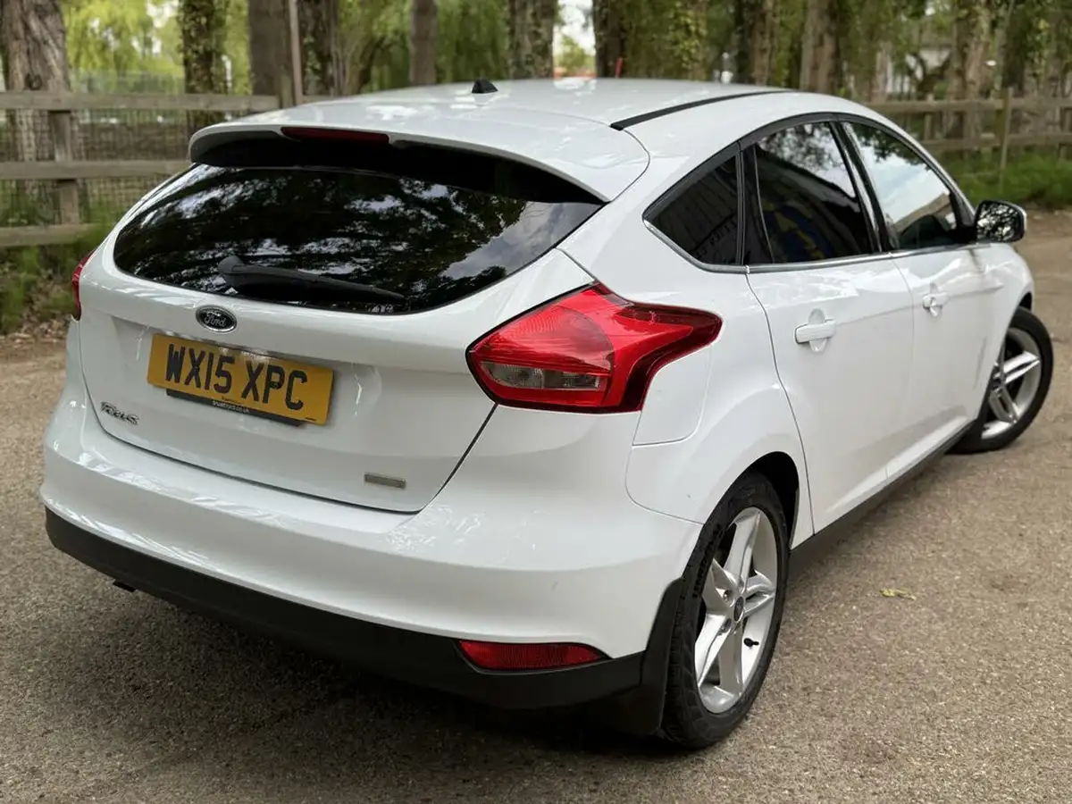 2015-ford-focus-10-zetec-t-125ps-hatchback-big-21