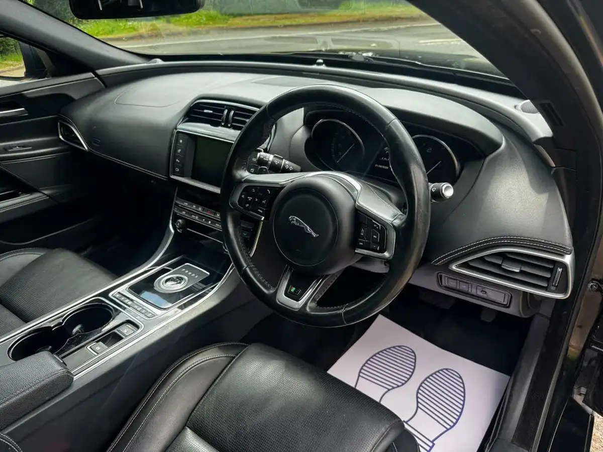 2016-jaguar-xe-20d-r-sport-163ps-auto-big-56